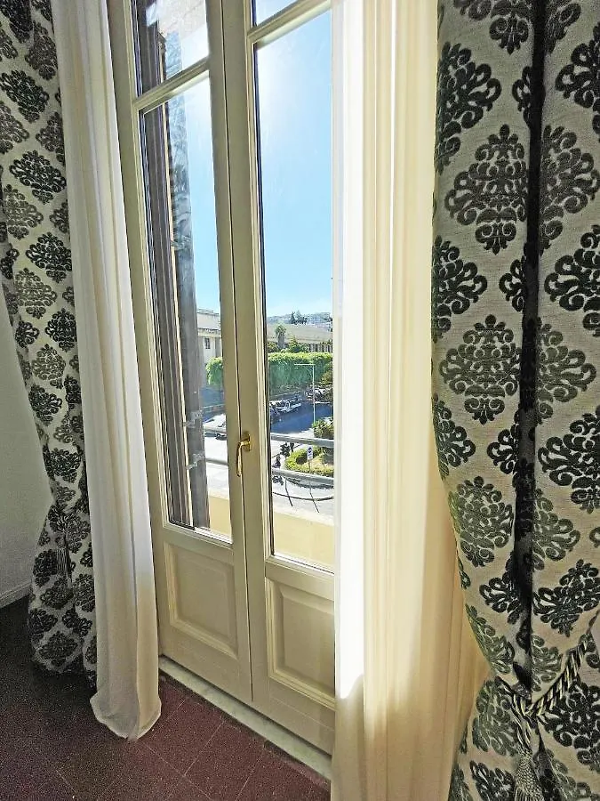 Isola - Smart Aparthotel Messine Couette-café